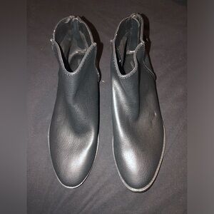 Universal Thread Boots size 8